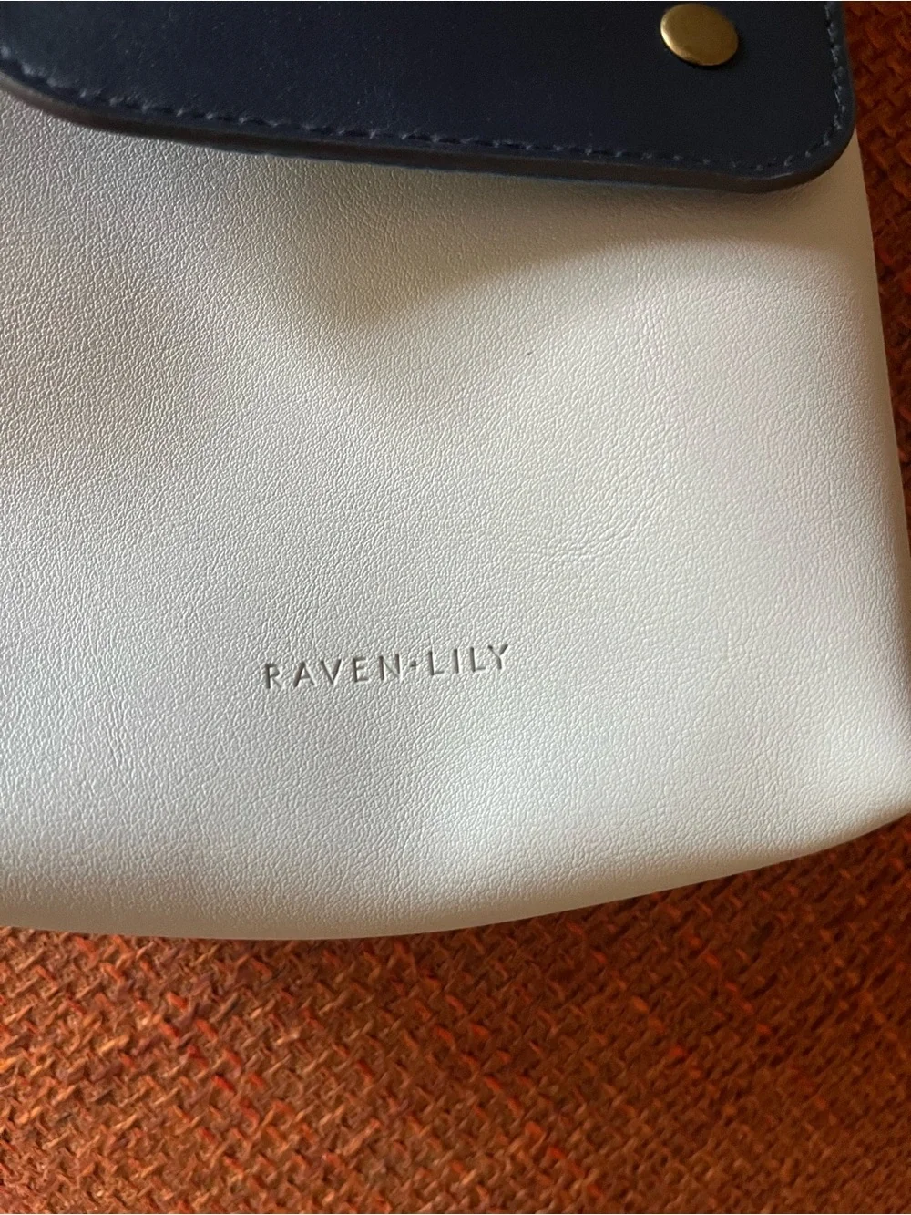 Raven & Lily for American Airlines light/dark blue pouch.